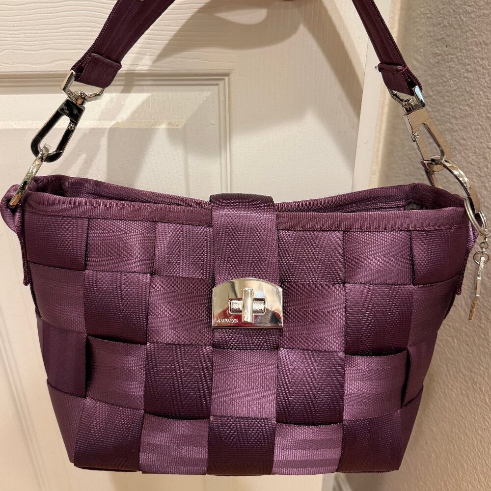 Purple Harvey's Seatbelt bag. Zipper is bad
